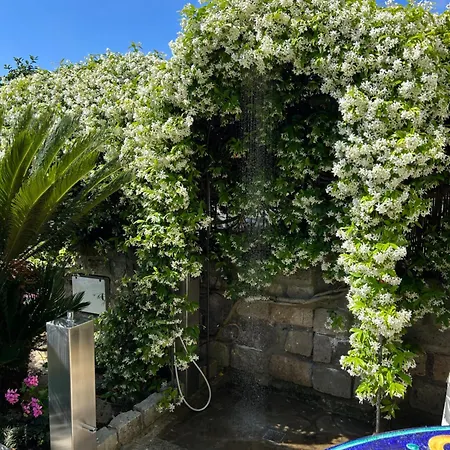 Maison Angela Bed & Breakfast 4*